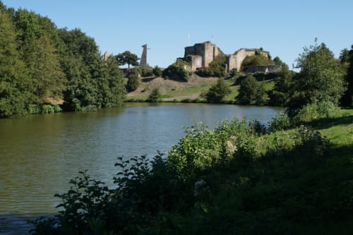 Ruines d'un château médiéval sur une colline dominant la rivière près de Cholet, France