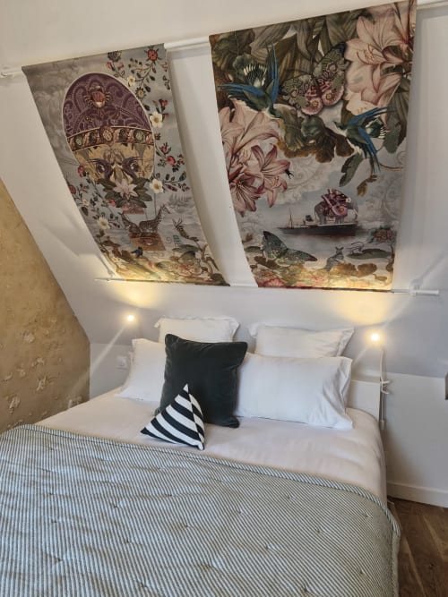 Chambre douillette de la Casa Pertica B&B à Ceton, décorée de tapisseries, literie blanche et éclairage ambiant