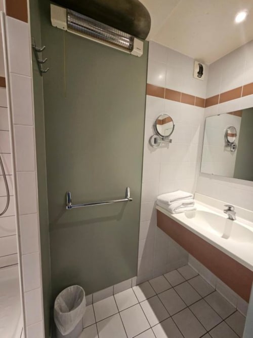 Salle de bains moderne dans la Chambre Double Confort de l'Hôtel La Route d'Argent, Bozouls, avec douche verte et meuble vasque