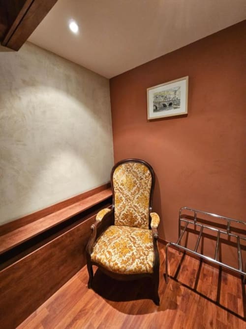 Espace bureau de la Chambre Double Supérieure élégante à l'Hôtel La Route d'Argent à Bozouls avec fauteuil rembourré et murs en terre cuite