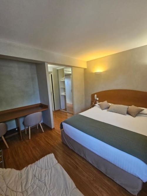 Chambre double confort à l'Hôtel La Route d'Argent à Bozouls avec lit queen-size, bureau et parquet