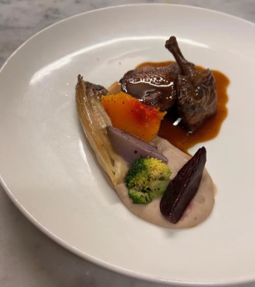 Assiette gastronomique du restaurant La Route d'Argent à Bozouls : petite poule rôtie, légumes et sauce raffinée