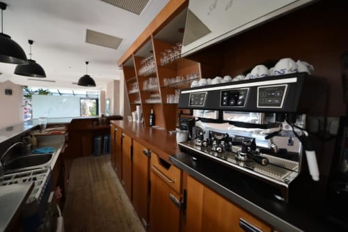 Station à café moderne avec machines à espresso et fournitures à l'Hôtel La Route d'Argent à Bozouls