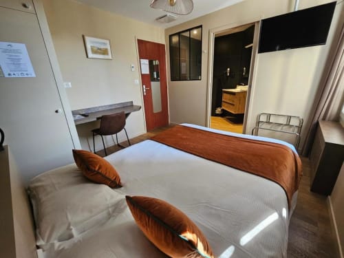 Chambre d'hôtel spacieuse à La Route d'Argent, Bozouls avec lit, bureau et salle de bain privée