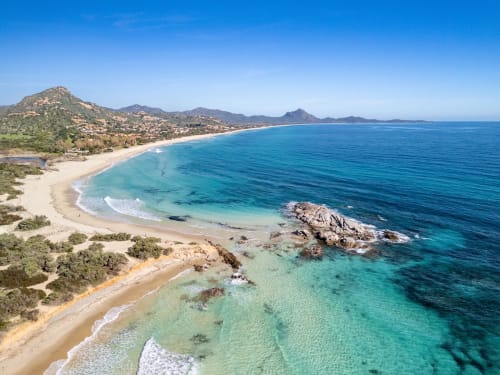 Vista aerea della spiaggia sardegna incontaminata con acque turchesi vicino a Muravera, Italia