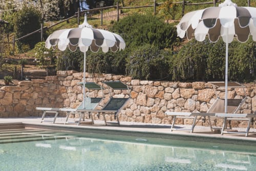Ombrelloni a festoni e lettini prendisole in piscina presso l'Agriturismo Il Serraglio a Montepulciano
