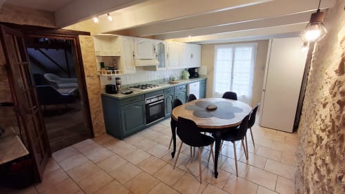 Cuisine et salle à manger modernes aux Gîtes Le Pech à Sainte-Foy-de-Longas avec mobilier vert, table de repas et design contemporain