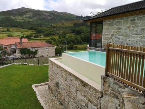 Moradia moderna com piscina azul-turquesa, terraço em pedra e vista para montanhas em Mondim de Basto, Portugal