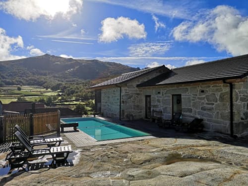 Villa Casa da Avó Ana com piscina privada, arquitetura em pedra e vistas de montanha em Mondim de Basto, Portugal