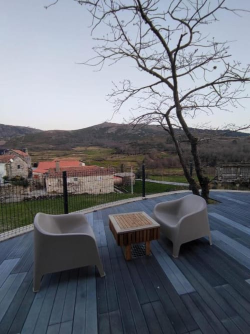 Terraço com cadeiras modernas com vista para a piscina e montanhas na Casa da Avó Ana, Mondim de Basto