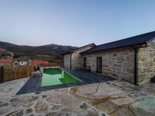 Vila de pedra com piscina privada na Casa da Avó Ana, Mondim de Basto, cercada por montanhas