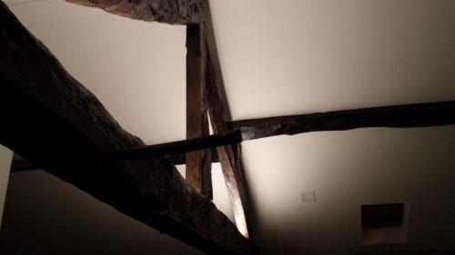 Vigas de madeira rústica e arquitetura tradicional no interior da quinta Casa da Avó Ana em Mondim de Basto