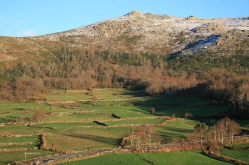 Paisagem do vale de Alvão com campos verdes, encostas florestadas e vistas de montanha perto da Casa da Avó Ana, Mondim de Basto