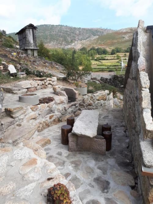 Pátio em pedra e ruínas de jardim da Casa da Avó Ana com vista para as montanhas, Mondim de Basto, Portugal