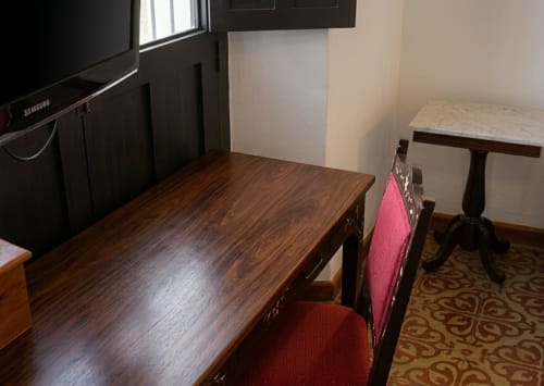 Área de trabajo Chambre 2 en Villa Merida con escritorio de madera oscura, silla rosa y mesa de mármol en el hotel Merida
