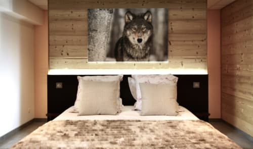 Chambre moderne avec œuvre de loup au-dessus du lit au Domaine des Fleurs, appartement de Gérardmer avec vue sur les montagnes