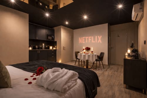 Suite spa luxueuse au SPA LE CLANDESTIN à Arras avec Netflix, lit aux pétales de rose, coin repas et ambiance
