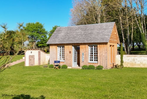 Charmant gîte en bois de Casa Pertica B&B à Ceton, niché dans la verdure avec arbres