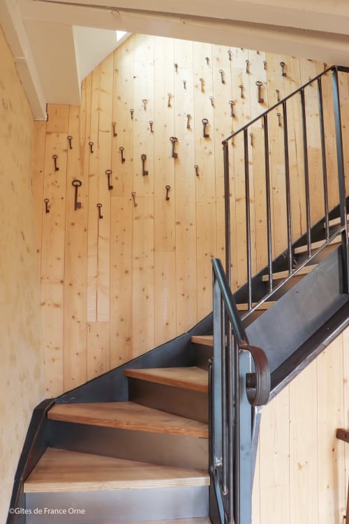 Escalier en bois avec rampe métallique à la maison d'hôtes Casa Pertica à Ceton, France