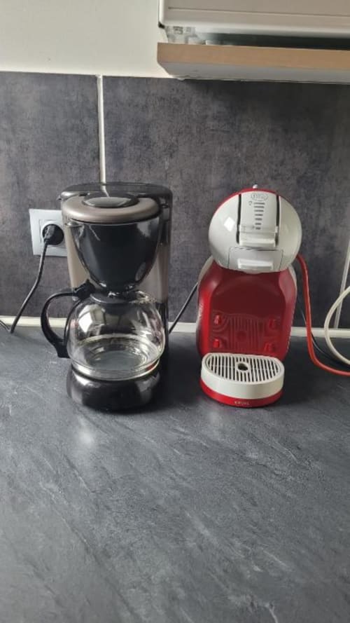 Comptoir de cuisine avec cafetière à filtre noire et machine à café capsules rouge au Chalet Cossu du Ménil