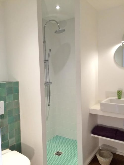 Salle de bain moderne avec carrelage vert au sol et pommeau de douche cascade au Studio avec Patio de Denis & Virginie, Versailles
