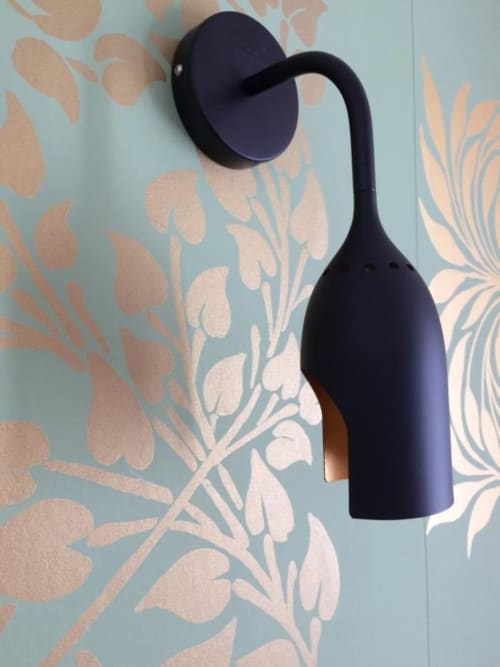 Lampe applique murale noire moderne dans l'appartement studio de Denis & Virginie, Versailles