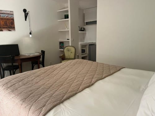 Chambre studio au gîte Denis & Virginie à Versailles avec lit, bureau, étagères et kitchenette
