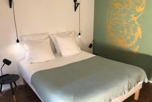 Chambre moderne au Denis & Virginie BnB Versailles avec lit queen, draps blancs, mur vert, luminaires suspendus et intérieur