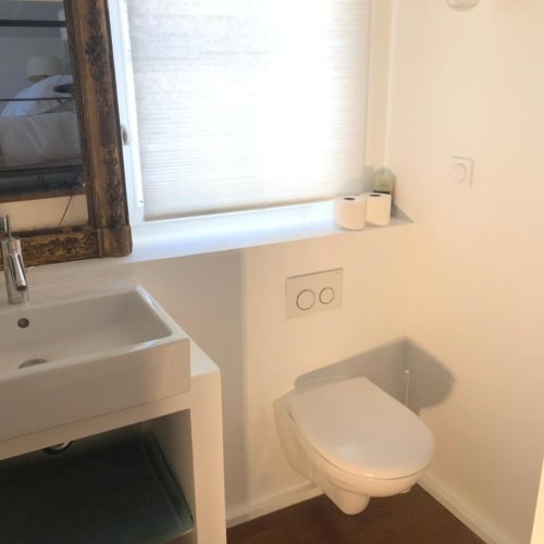 Salle de bain moderne du Studio avec Grande Terrasse chez Denis & Virginie BnB, Versailles, avec toilettes et lavabo muraux