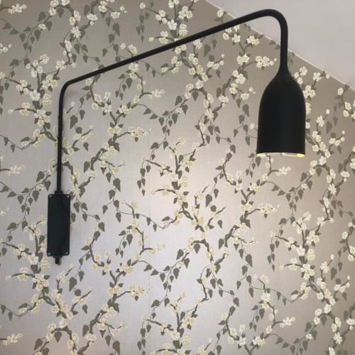 Lampadaire arc noir moderne devant papier peint floral dans le Studio avec Grande Terrasse de la Maison d'hôtes Denis & Virginie, Versailles