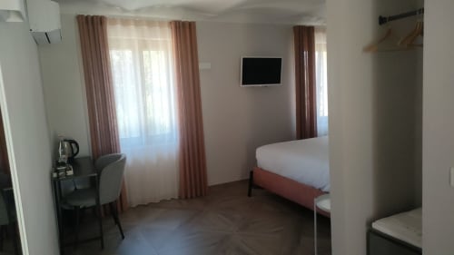 Camera Superior Plus di Miravigne House B&B con letto, TV, scrivania, finestre con tende e comfort moderni a Castagnole