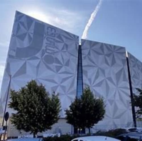 Facciata geometrica blu moderna dell'Hotel Panorama con alberi in primo piano, Lido di Jesolo