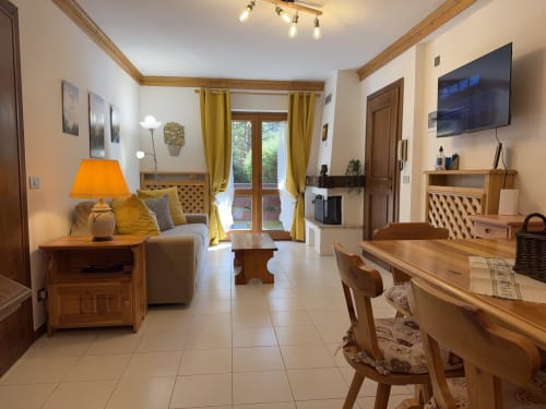 Ampio appartamento open-plan ad Auronzo di Cadore con zona living, tavolo da pranzo, cucina attrezzata, vista montagna