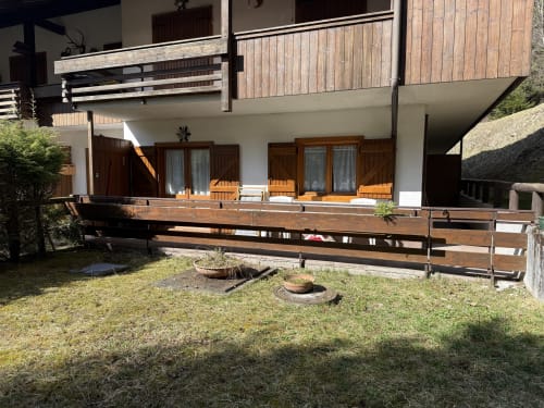 Moderno appartamento alpino a CIMABOSCO ad Auronzo di Cadore con terrazza in legno, giardino con sedute e vista montagna