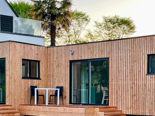 Studio chalet bois moderne aux Logis du Canal à Betton avec espace repas extérieur et fenêtres à cadre noir