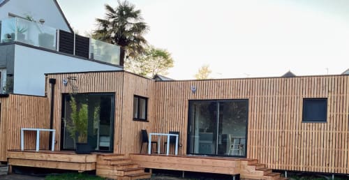 Chalet studio en bois moderne avec fenêtres à cadre noir et terrasse aux Logis du canal, Betton, France
