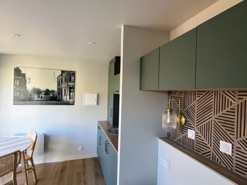Kitchenette moderne aux Logis du Canal avec mobilier vert, crédence à motifs et coin repas à Betton