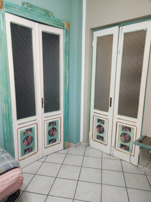 Porte dell'armadio turchese con pannelli decorativi nell'appartamento Maison Platone Classique, Alessandria