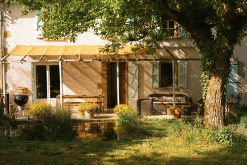 Le Gîte de Langelet au Domaine Langelet avec vue sur le jardin, salon de patio, arbre recouvert de lierre et terrasse ensoleillée