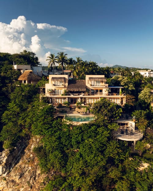 Hotel boutique Casa Baori en acantilado de Puerto Ángel con piscina infinita, techos de palapa y entorno tropical
