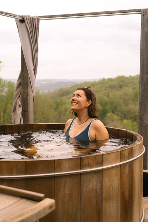 Un moment détente insolite avec vue sur la nature dans le bain nordique spa, à 35 minutes de Toulouse