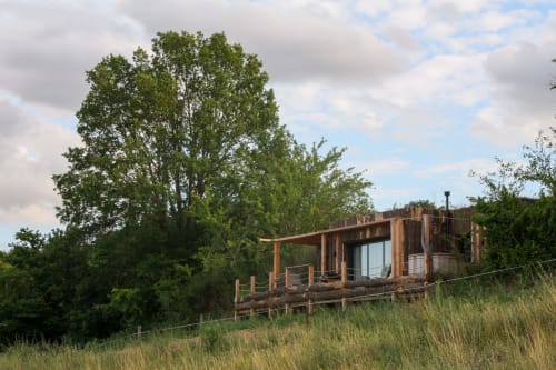 Maison en bois moderne avec vue sur le jardin au Domaine Langelet, Saint-Gauzens, entourée de verdure