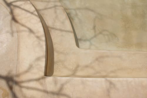 Sombras de árboles proyectadas por la luz solar en los escalones de piedra beige de la Casa Baori en Puerto Ángel, México