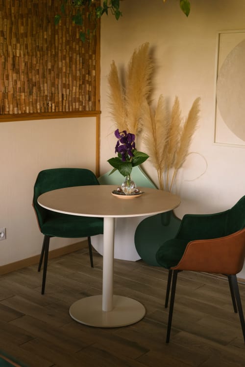 Table ronde moderne avec chaises en velours vert intérieure frais et singulier