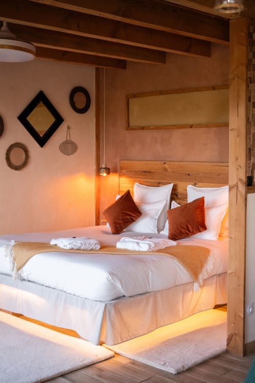 Chambre cosy du Terrier & Spa au Domaine Langelet. Literie naturelle dans un cocon insolite chaleureux 