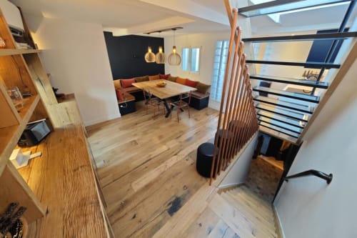 Espace loft moderne à l'hôtel O LIT avec parquet, coin repas, escalier et mobilier contemporain en France.