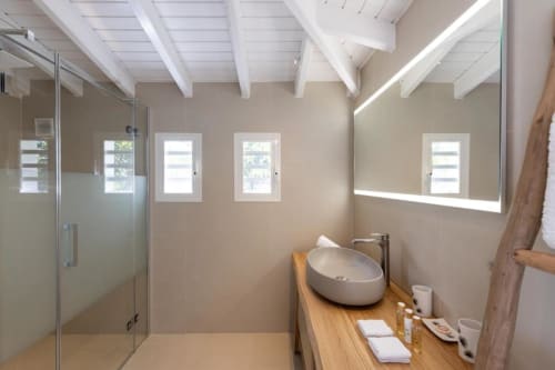 Salle de bains de villa moderne avec lavabo ovale, douche vitrée, plafond blanc à poutres et fenêtres à l'hôtel O LIT