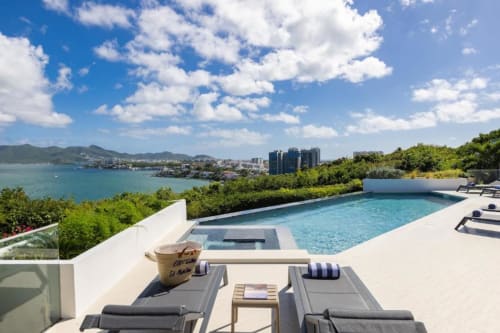 Villa de luxe avec piscine privée surplombant la baie turquoise et l'horizon urbain à O LIT, Côte d'Azur
