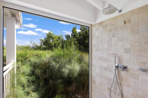 Douche extérieure avec vue sur les jardins tropicaux luxuriants de la villa O LIT, Corse