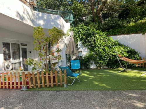 Apartamento con jardín apto para mascotas en casa de Tessa en Matadepera, con césped, tumbonas y paredes blancas